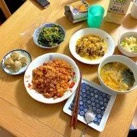 ソーセージ入りケチャップライス、ほうれん草のそばつゆねぎ和え、肉たっぷりしゅうまい、温野菜のチーズ和え、わかめと大根のお味噌汁、親子煮。|くろーぶやんさん