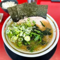 ラーメン（麺やわめ味油ふつう）＋サービス薬味ネギ@家系ラーメン 王道家直伝 との丸家  八潮店|morimi32さん