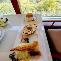 今日の昼ご飯@「松栄堂松坂屋名古屋店」さん②  ぼくはハーフドリアに海老フライと牡蠣フライがついた「ドリアプレート」をいただきまーす😋