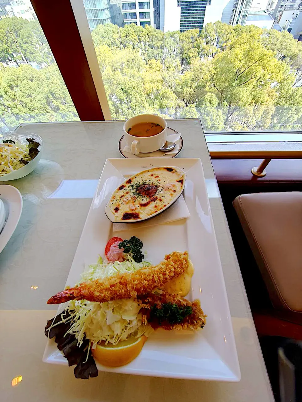 今日の昼ご飯@「松栄堂松坂屋名古屋店」さん②  ぼくはハーフドリアに海老フライと牡蠣フライがついた「ドリアプレート」をいただきまーす😋|なびさん