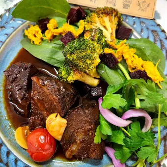 Snapdishの人気料理写真:🔷🐄牛ほほ肉の🇮🇹バル酢煮込み🔷ライトブルー桜🌸2026