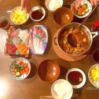 3月７日の晩御飯　今日の晩御飯はナビが用意してくれました。「サノヤ」さんのお刺身、八丁味噌の豚汁、トマトときゅうりの胡麻よごし　胡麻よごしに使ったすり胡麻は去年、伊吹山にバスツアーで行った時に訪れた胡麻ミュージアムでお土産にいただいたものです。