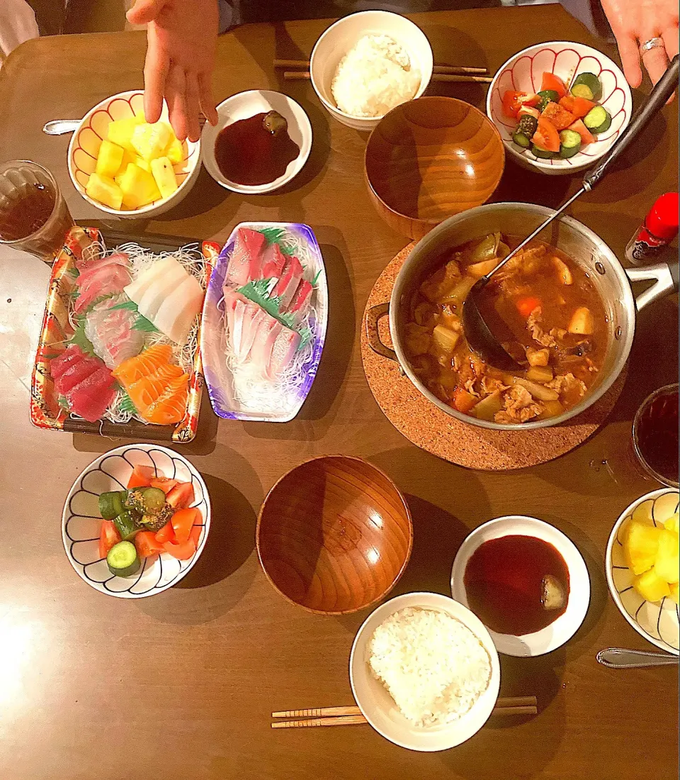 3月７日の晩御飯　今日の晩御飯はナビが用意してくれました。「サノヤ」さんのお刺身、八丁味噌の豚汁、トマトときゅうりの胡麻よごし　胡麻よごしに使ったすり胡麻は去年、伊吹山にバスツアーで行った時に訪れた胡麻ミュージアムでお土産にいただいたものです。|はやとさん