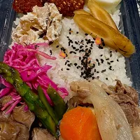 息子持ち帰り弁当🍱　　　　　　　　　　　　　　　肉じゃが・砂ずりとアスパラのニンニク炒　　いぶりがっことクリームチーズ・　　　　　　　レッドキャベツの甘酢漬け・ゴボウの漬物・鶏甘辛あげ|サチ😊さん