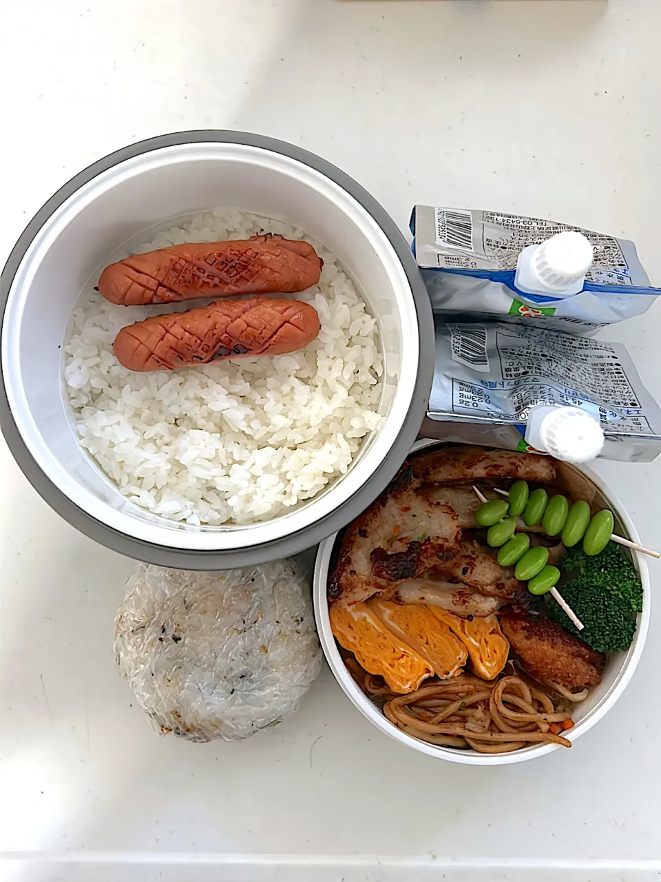 チキンカツ
ささみチーズフライ
焼きそば
シャウエッセン
卵焼き
ブロッコリー
枝豆
のり弁
補食：🍙・エナジーゼリー×2|ayumomさん