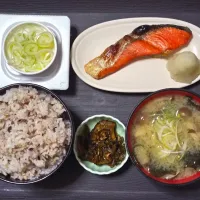 今日の朝ごはん（十六穀ごはんに焼鮭・紅鮭、納豆、ぶなしめじとわかめのみそ汁、漬物・葉唐きゅうり）|Mars＠釜飯作り研究中さん