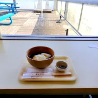 ぜんざい@「富士見庵 蔵王茶屋」さん　今日ははやとどう渥美半島の蔵王山に登りました。すごい風ですが、登山道は木々に覆われているので風もなく快適に登れましたが、山頂は遮るものなく、もろ冷たい強風にあおられ凍えました。山頂展望台のお休み処でぼくは冷え切った体を温めたくてぜんざいをいただきました。