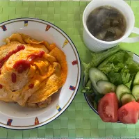 昨日の残りのオムライスと昨日の残りのお味噌汁。炊飯器で、お米を炒めて玉ねぎ鶏肉、たけのこを炒めてスープとケチャップで炊いたんだけど、なかなか難しく、お米の芯があったので、お酒を入れてもう一度早炊きで炊いたけど😵‍💫まぁなんとか美味しくできました❣️|tamemitiさん