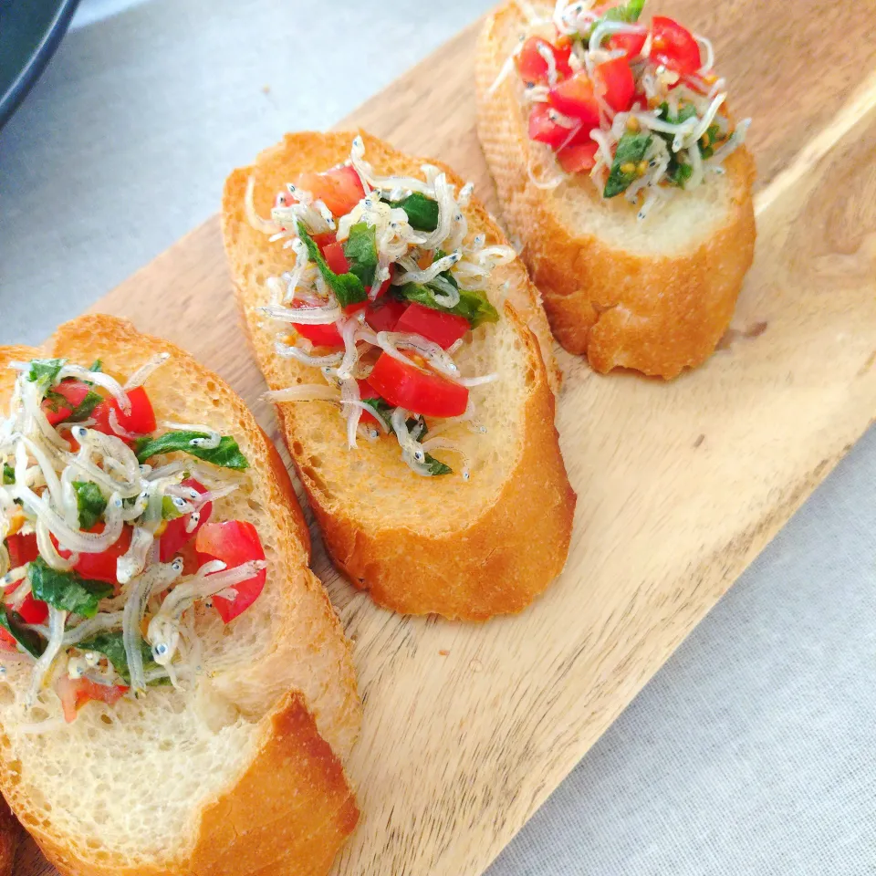 しらすトマト大葉のブルスケッタ|あゆみ│ハレシピさん