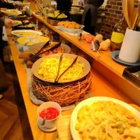 今日の昼ご飯@「WASHAGANCHI 田原店」さん①  今日ははやとと渥美半島の蔵王山に登り、下山後、三河田原駅前の「WASHAGANBHI 田原店」さんで昼ご飯をいただきます。こちらはピザかパスタをメインにオーダーし、その料金の中でこの前菜バーで好きなだけとることができます。|なびさん