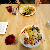 今日の昼ご飯@「WASHAGANBHI 田原店」さんまるさん　ぼくもはやとも前菜全種類皿に乗るだけ目一杯取ってきて、ドリンクは2人とも一杯目はラズベリードとザクロのジュースにしました。|なびさん