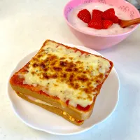 お昼ごはん。ピザトーストといちごフルーチェ| ゆーこ。さん