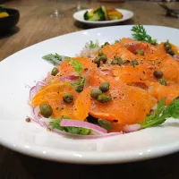 スモークサーモンと春菊のサラダ|古尾谷りかこさん