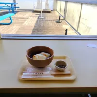 ぜんざい＠「富士見庵 蔵王茶屋」さん　富士見庵の名前通り、目の前にうっすらと富士山が見えます（写真には写りませんが）。今日は冷たい北風が強く吹いており、登山道は木々に覆われているので平気でしたが、展望テラス（この写真の窓の外）は遮るものなくすっかり体が冷え切ったので、なびは温まりたいと言って、ぜんざいをオーダーしました。