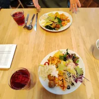 ３月８日の昼ご飯　私たちは前菜バーの料理全種類お皿に乗るだけ取ってきて、ドリンクバーからは２人ともラズベリーとザクロのジュースを取ってきました| はやとさん