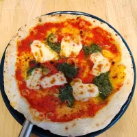 ３月８日の昼ご飯　メインは２人ともピザを取ることにして、１枚はマルゲリータ。|はやとさん