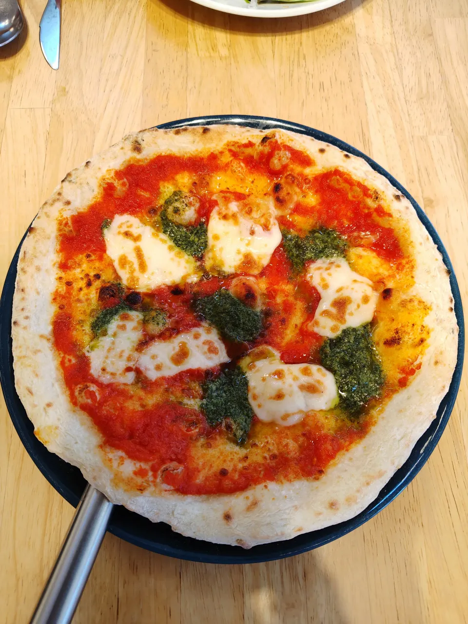 ３月８日の昼ご飯　メインは２人ともピザを取ることにして、１枚はマルゲリータ。|はやとさん