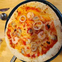 ３月８日の昼ご飯　もう１枚はシーフードピザにして、半分ずつ２人でシェアすることにしました|はやとさん