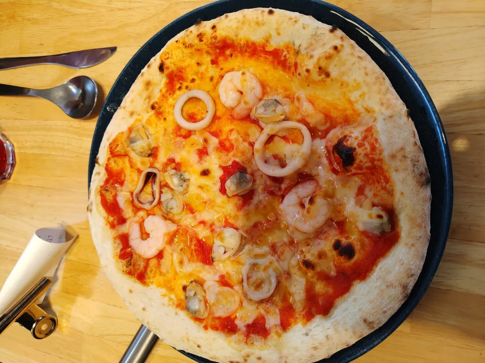 ３月８日の昼ご飯　もう１枚はシーフードピザにして、半分ずつ２人でシェアすることにしました|はやとさん