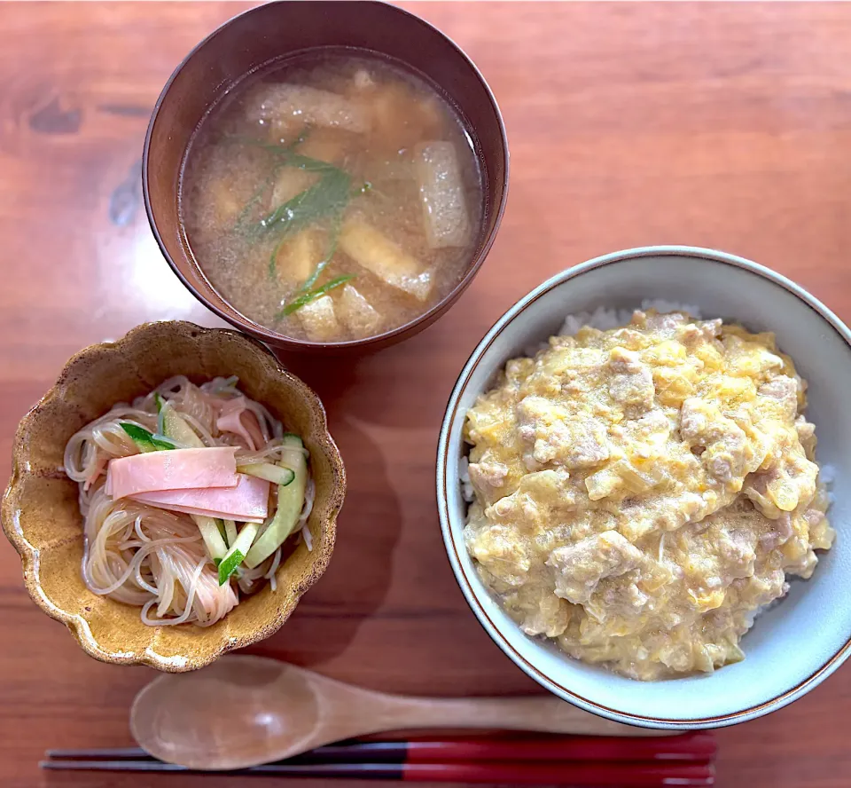 昼ごはん(鶏そぼろ親子丼、春雨サラダ、なめこの味噌汁)|cocomikaさん