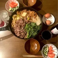 今日の晩ご飯　はやとのフェアウェルディナー　はやとが明日藤沢に帰っちゃうので、今日はすき焼きでフェアウェルディナーです。うちはすき焼きには必ずうどんを入れます。すき焼きの時はご飯は炊かず、甘辛いすき焼きのタレが染み込んだうどんと一緒にいただきます。|なびさん