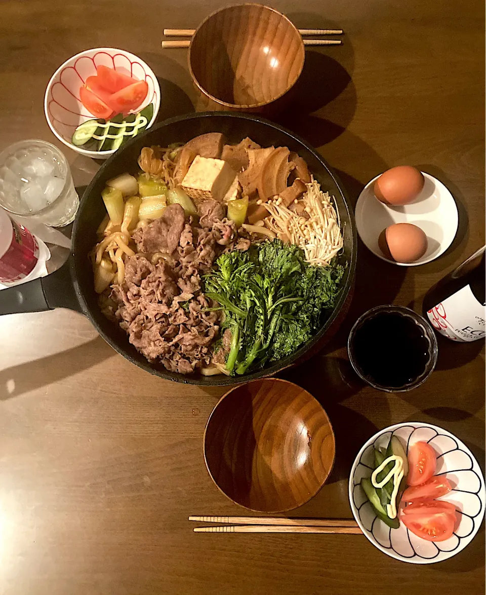 今日の晩ご飯　はやとのフェアウェルディナー　はやとが明日藤沢に帰っちゃうので、今日はすき焼きでフェアウェルディナーです。うちはすき焼きには必ずうどんを入れます。すき焼きの時はご飯は炊かず、甘辛いすき焼きのタレが染み込んだうどんと一緒にいただきます。|なびさん