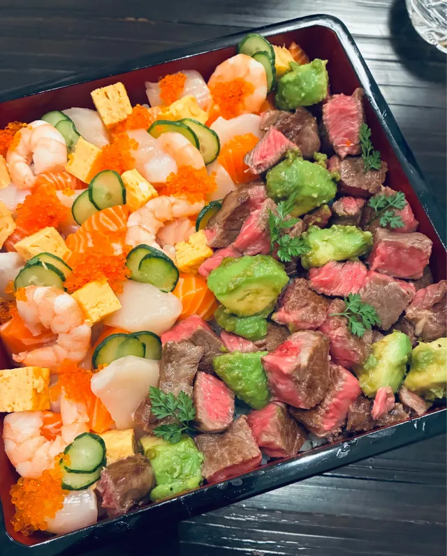 Snapdishの料理・レシピ写真:海鮮ちらしとステーキちらしのハーフ&ハーフ😋｜お祝いにこの一皿を♪お祝いメニューで乾杯！