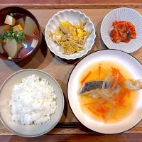 夜ご飯(タラの野菜あんかけ、キムチ、えのきたまご、けんちん汁)|cocomikaさん