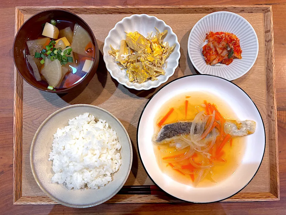 夜ご飯(タラの野菜あんかけ、キムチ、えのきたまご、けんちん汁)|cocomikaさん