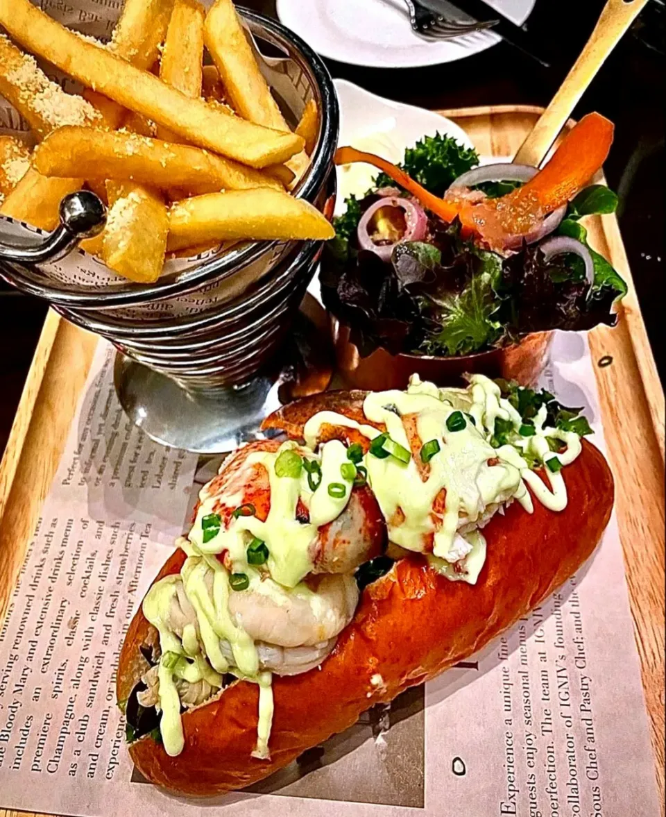 Lobster Roll w/ Wasabi Mayo & Fries 🦞🥖🍟🤤|An'leeさん