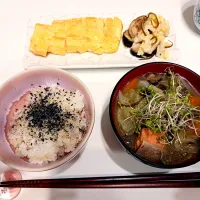 だし巻き卵、自家製浅漬け、鮭入り味噌汁、|さくらまるさん