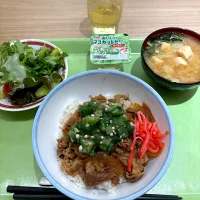 寮の晩ごはん😋オクラ牛丼|すかラインさん