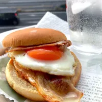 朝からベーコンエッグバーガー