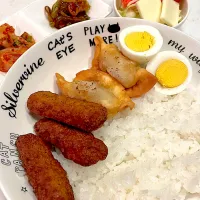 おっさんワンプレート　スパイシーチキン　揚げ餃子　板東英二　サラダ　キムチ　松前漬け　おにぎり|ひげおやじさん