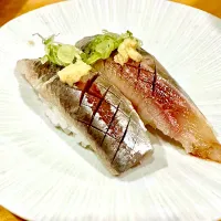 Nigiri sushi from a sushi restaurant in Little Tokyo, DTLA, that has been around since the 80s.|gonbenさん