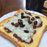 麦チョコのっけたレーズンチーズトースト|macchinaさん