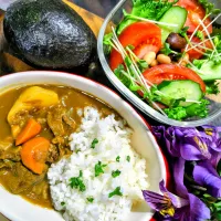 ビーフカレーとサラダ|橘葵さん