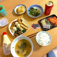 ナムル盛り合わせ、親子煮、いかとじゃがいもの旨辛煮、温野菜、焼き餃子、レバニラ炒め、ほうれん草のそばつゆねぎ和え、油揚げとわかめのお味噌汁。|くろーぶやんさん