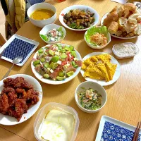 生ハムとアボカドのサラダ、蒸し鶏のオープンオムレツ、ツナとクリームチーズのディップ、スパイスチキンカレー、いかとえびのオイスターソース炒め、三つ葉と茗荷の梅和え、ヤンニョムチキン、ヨーグルトドレッシング、オーシャンキングと胡瓜のマヨ和え、えびマヨ。|くろーぶやんさん