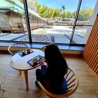 お庭を眺めながらいただきまーす😋|なびさん