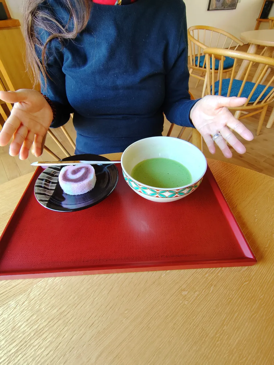 興正寺「ライブラリーサロン華宮」さんの抹茶と和菓子のセット　今日の和菓子は両国屋さんの桜川です|はやとさん