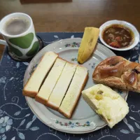 スティックトースト+カレーディップ、豆パンと芋蒸しパン、ホットコーヒー、バナナ(朝ご飯)| enarinさん