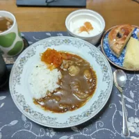 カレーライス、豆パンと芋蒸しパン、カットワカメ&フライドレッドオニオン&乾燥スライスにんにく入りタマネギスープ、コカ・コーラ、アップルシナモンジャム入りヨーグルト(昼飯)|enarinさん