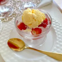 苺ゼリーでミニパフェ