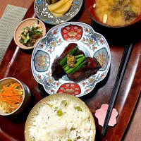 スペアリブ　ツナとピーマンのナッツ和え　人参ともやしサラダ　豆ご飯　麹漬物　もずくの味噌汁|チャコイブさん