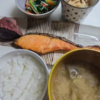 ☆夕飯☆ごはん、味噌汁、鮭、切干大根、小松菜ナムル、冷凍焼き芋| ｼｮｺﾗさん