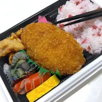 税込500円弁当♫  やっぱりねえ。。。足りないねえ😅😅😅💦💦💦（爆笑）|Yoshihiro Andoさん