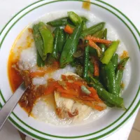 Rice porridge with stir fried long beans with carrot,spicy anchovies, grilled chicken|AJ Nさん