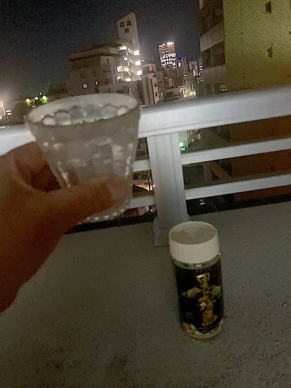 今日は名古屋月一の飲み会。でも飲み足りなかったので、コンビニで黒霧島を買ってマンションでまたかんぱーい🥃|なびさん