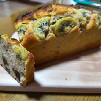 Snapdishの人気料理写真:米粉で🥝キウイとバナナとチョコのパウンドケーキ🍌🍫